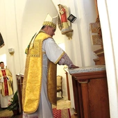Biskup Zieliński namaścił ołtarz olejem świętym.