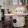 Bp Zieliński konsekrował ołtarz olejem świętym.