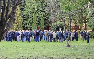 Szafarze modlą się przy grocie Matki Bożej obok seminarium.