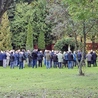 Szafarze modlą się przy grocie Matki Bożej obok seminarium.