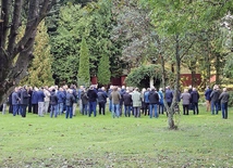 Szafarze modlą się przy grocie Matki Bożej obok seminarium.