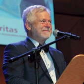 Prof. Narloch z wdzięcznością przyjął wyróżnienie.