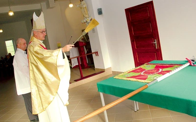 Bp Lechowicz pobłogosławił nowy sztandar uczelni.