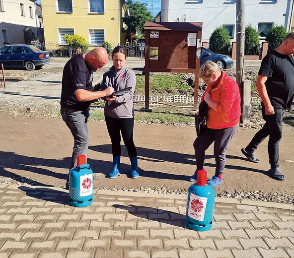 	Potrzebujący otrzymują to, co niezbędne, a przede wszystkim nie zostają sami.