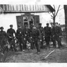 	Na zdjęciu z 1948 r. oddział NZW pod dowództwem „Roja” (stoi przed szeregiem). Za nim znajdują się (od lewej): Stanisław Okuniecki ps. Kruk (zastępca dowódcy) oraz Ildefons Tadeusz Żbikowski ps. Tygrys (dowódca patrolu). 