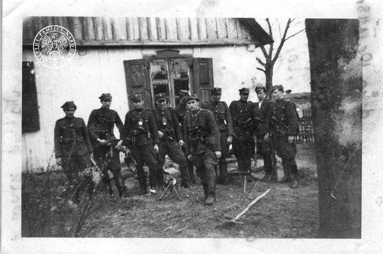 	Na zdjęciu z 1948 r. oddział NZW pod dowództwem „Roja” (stoi przed szeregiem). Za nim znajdują się (od lewej): Stanisław Okuniecki ps. Kruk (zastępca dowódcy) oraz Ildefons Tadeusz Żbikowski ps. Tygrys (dowódca patrolu). 