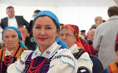 	Barbara Chomicz w stroju opoczyńskim.