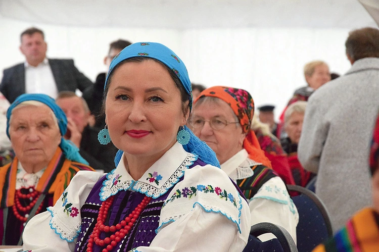 	Barbara Chomicz w stroju opoczyńskim.