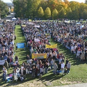 	Uczestnicy pielgrzymki na błoniach jasnogórskich.