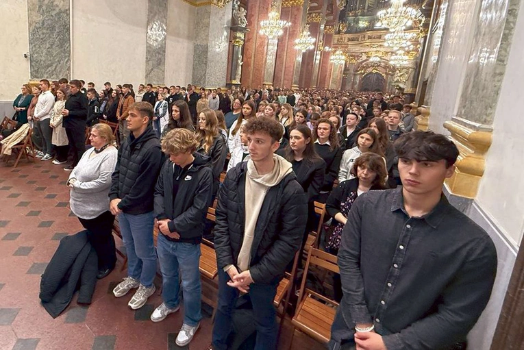	Uczniowie w jasnogórskiej bazylice.