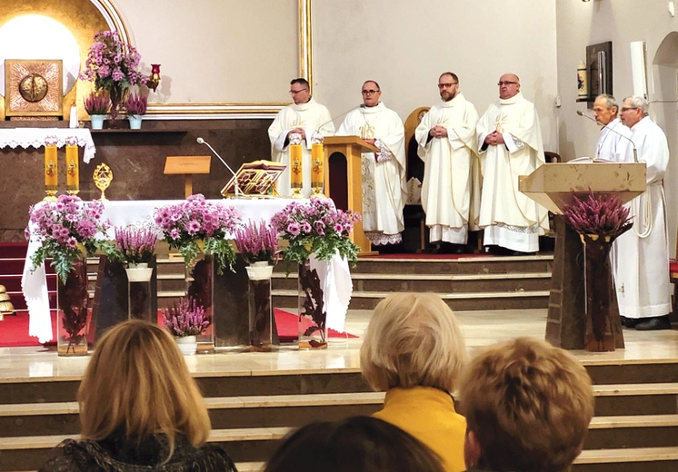 	Mszy św. przewodniczył bp Andrzej Przybylski.