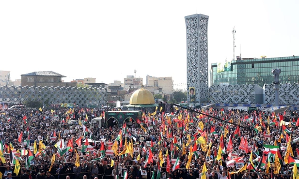 Tłumy gromadzące się by zobaczyć trumnę generała brygady Korpusu Strażników Rewolucji Islamskiej (IRGC) Abbasa Nilforoushana, który zginął w Libanie.