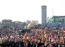 Tłumy gromadzące się by zobaczyć trumnę generała brygady Korpusu Strażników Rewolucji Islamskiej (IRGC) Abbasa Nilforoushana, który zginął w Libanie.