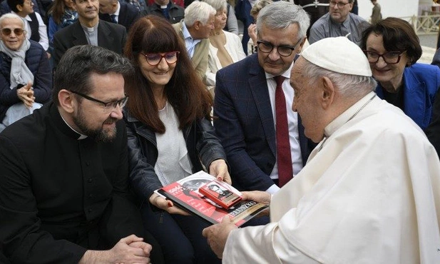 Uczestnicy Synodu Biskupów poznają bł. ks. Popiełuszkę dzięki wyjątkowej publikacji „Gościa Niedzielnego”