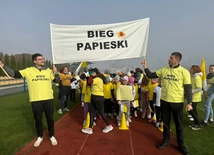 Biegniemy dla papieża