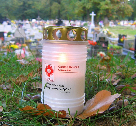 Dochód ze zniczy Caritas na pomoc potrzebującym
