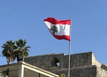 Flaga Liban. Z symbolem tego kraju: cedrem