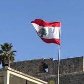 Flaga Liban. Z symbolem tego kraju: cedrem