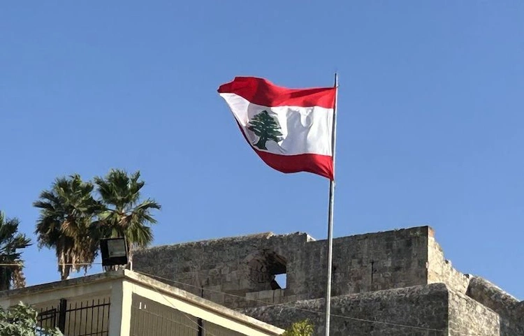 Flaga Liban. Z symbolem tego kraju: cedrem