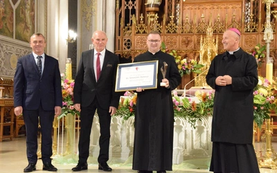 Ks. Tomasz Pastuszka z Nagrodą "Viventi Caritate"