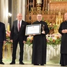 Ks. Tomasz Pastuszka z Nagrodą "Viventi Caritate"