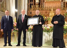 Ks. Tomasz Pastuszka z Nagrodą "Viventi Caritate"