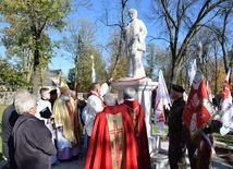 Pomnik poświęcił bp P. Turzyński.