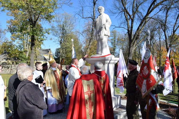 Pomnik poświęcił bp P. Turzyński.