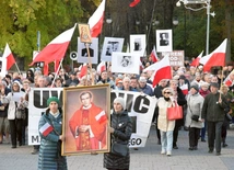 Uczestnicy marszu przy radomskiej katedrze.