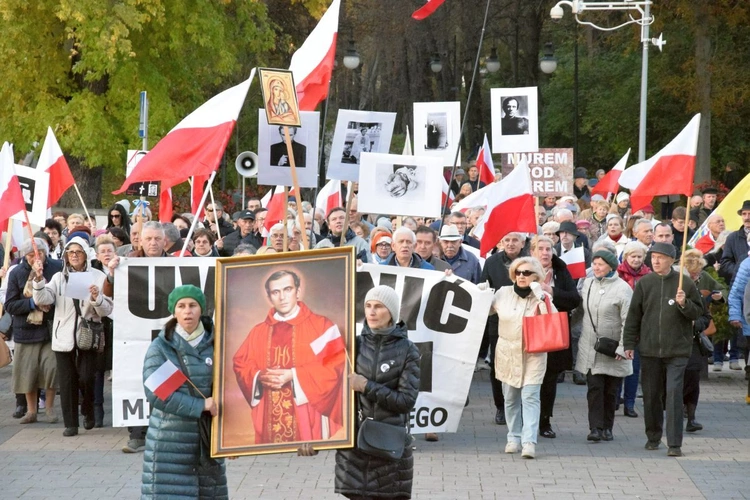 Uczestnicy marszu przy radomskiej katedrze.