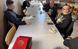 Mężczyźni garną się do ołtarza