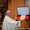 Kardynał Dziwisz podarował sądeckiej parafii ornat św. Jana Pawła II