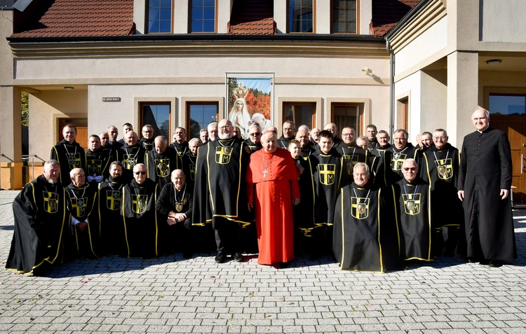 Kardynał Dziwisz podarował sądeckiej parafii ornat św. Jana Pawła II