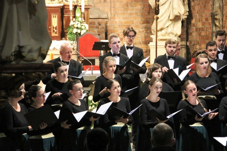 Koncert chórów w Rudach 