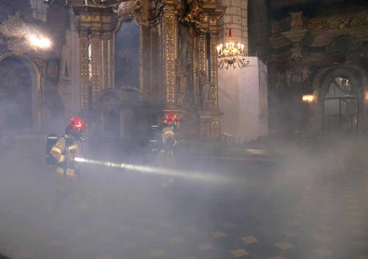 Ćwiczenia straży pożarnej w kościele Bożego Ciała