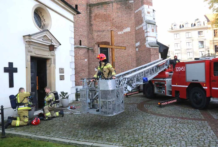 Ćwiczenia straży pożarnej w kościele Bożego Ciała