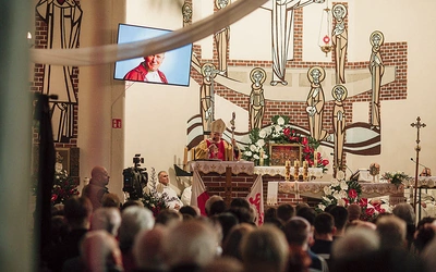 Liturgia w kolebce portowej Solidarności zgromadziłam.in. parlamentarzystów, samorządowców, przedstawicieli IPN, NSZZ „S”, służb mundurowych, uczniów gdańskich szkół i wiernych z archidiecezji.