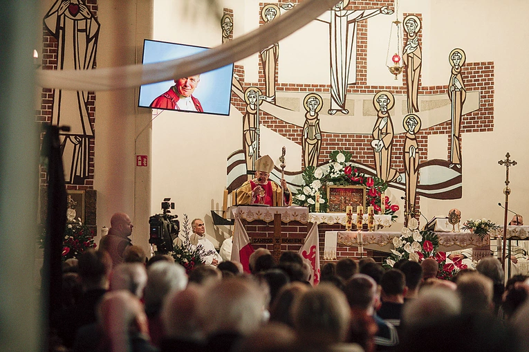 Liturgia w kolebce portowej Solidarności zgromadziłam.in. parlamentarzystów, samorządowców, przedstawicieli IPN, NSZZ „S”, służb mundurowych, uczniów gdańskich szkół i wiernych z archidiecezji.