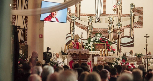 Liturgia w kolebce portowej Solidarności zgromadziłam.in. parlamentarzystów, samorządowców, przedstawicieli IPN, NSZZ „S”, służb mundurowych, uczniów gdańskich szkół i wiernych z archidiecezji.