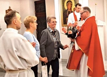 Lekarka Anna Byrczek dziękowała diecezjalnemu duszpasterzowi za jego oddanie środowisku lekarskiemu i chorym.