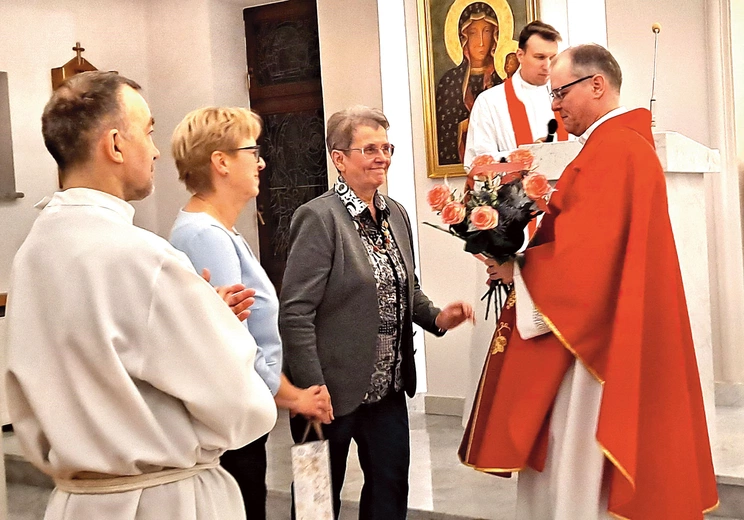 Lekarka Anna Byrczek dziękowała diecezjalnemu duszpasterzowi za jego oddanie środowisku lekarskiemu i chorym.