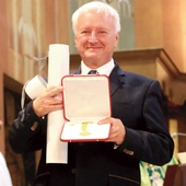 Uroczysta chwila wręczenia medalu w świątyni katedralnej.