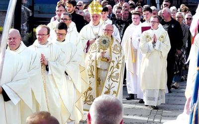 Procesja z relikwiami patrona Kęt przed jego pomnik na rynku.