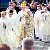 Procesja z relikwiami patrona Kęt przed jego pomnik na rynku.