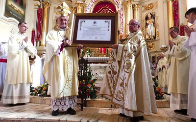 Bp R. Pindel i ks. Z. Jurasz z dekretem o nowym sanktuarium.