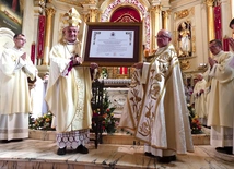Bp R. Pindel i ks. Z. Jurasz z dekretem o nowym sanktuarium.