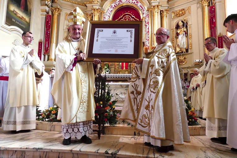 Bp R. Pindel i ks. Z. Jurasz z dekretem o nowym sanktuarium.