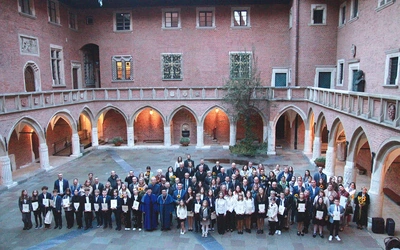 Goście z Żywiecczyzny na dziedzińcu Collegium Maius.