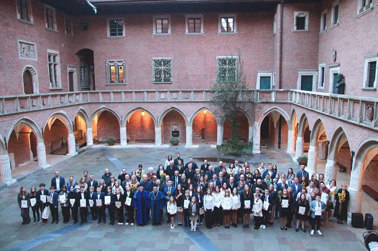 Goście z Żywiecczyzny na dziedzińcu Collegium Maius.