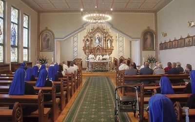	W Eucharystii wzięło udział wielu zaprzyjaźnionych księży, nie zabrakło też osób świeckich.